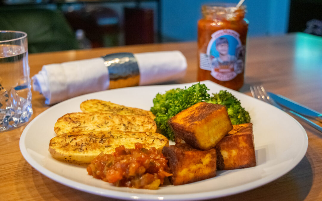 Paneer Masala Tofu, Ofenkartoffeln und Brokkoli